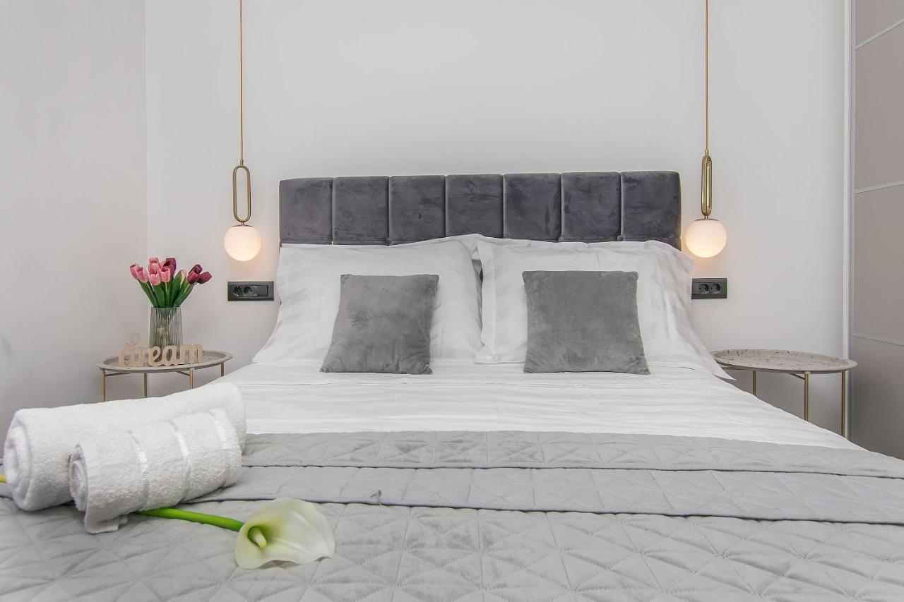 Apartments Empress Міміце Екстер'єр фото