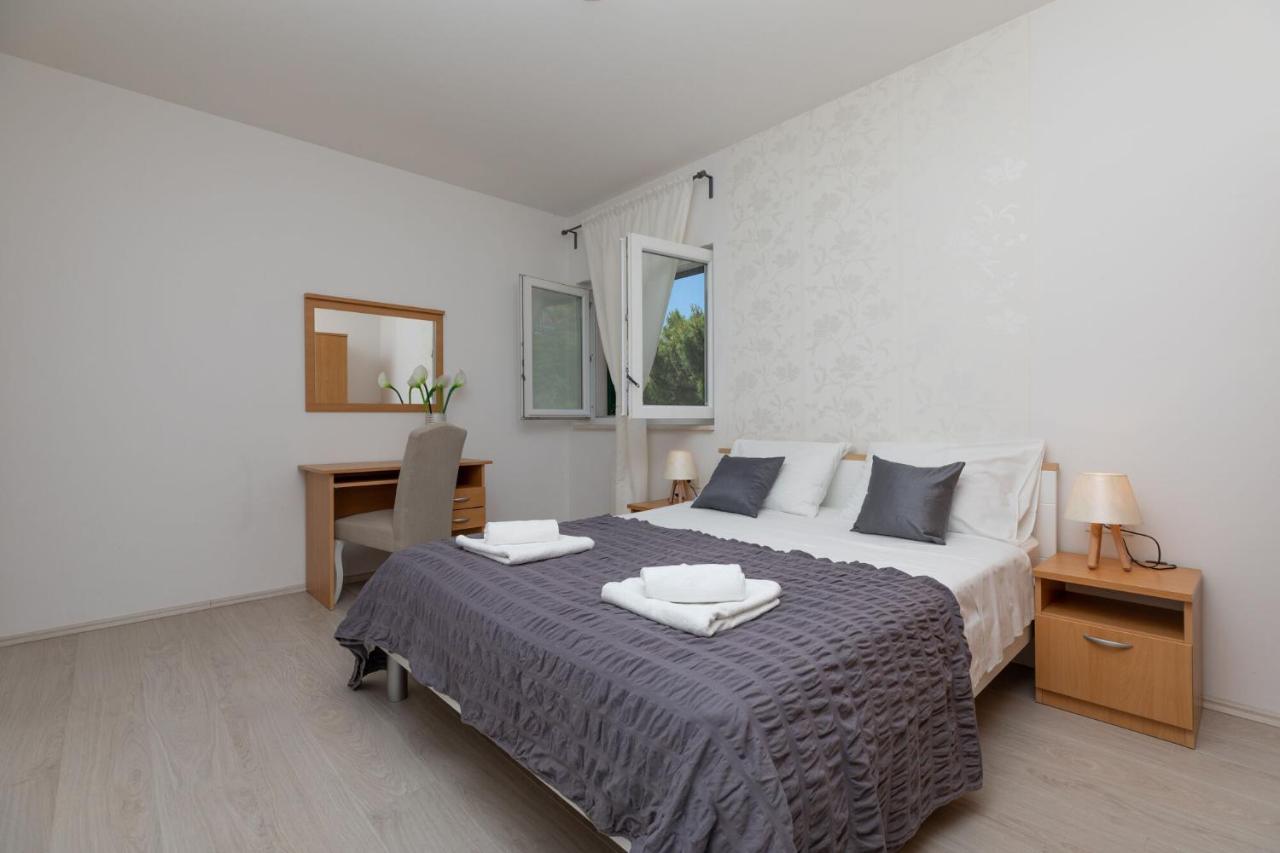 Apartments Empress Міміце Екстер'єр фото