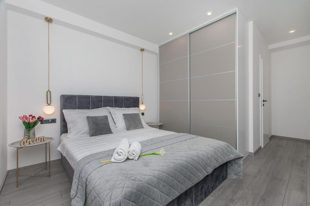 Apartments Empress Міміце Екстер'єр фото